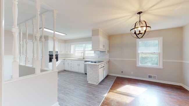 Building Photo - Ranch home close to Parkway