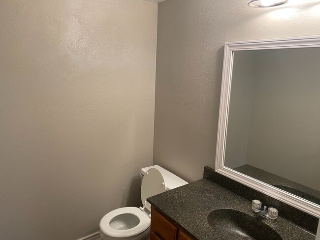 Building Photo - 1610 Sun Valley Dr