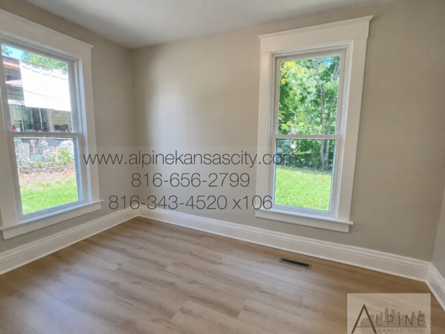 Building Photo - Updated NE Home!