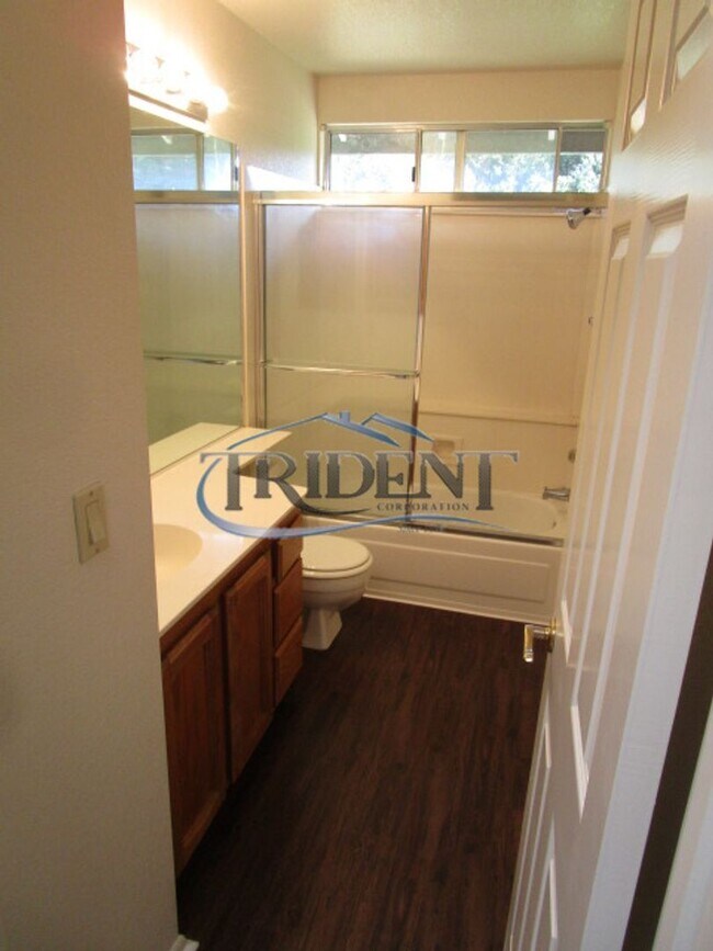 Building Photo - Large 4 bedroom, 3 bath house located on a large lot