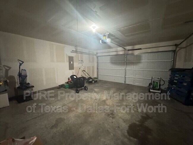 Building Photo - 2929 Dora Dr