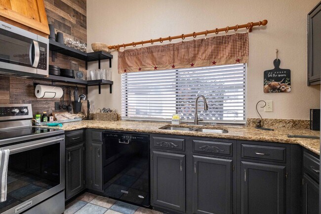 Building Photo - 8467 Willow Creek Dr