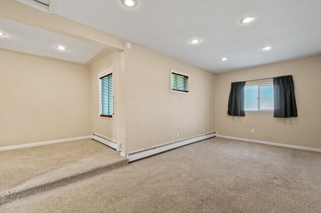 Building Photo - Fantastic Home in City Park North - Has it...