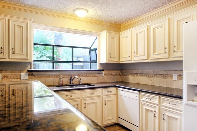 Building Photo - 12029 Acorn Oak St