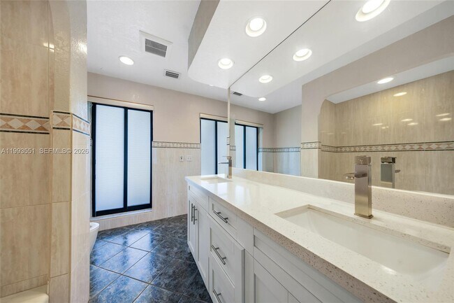 Building Photo - 2752 NE 3rd St