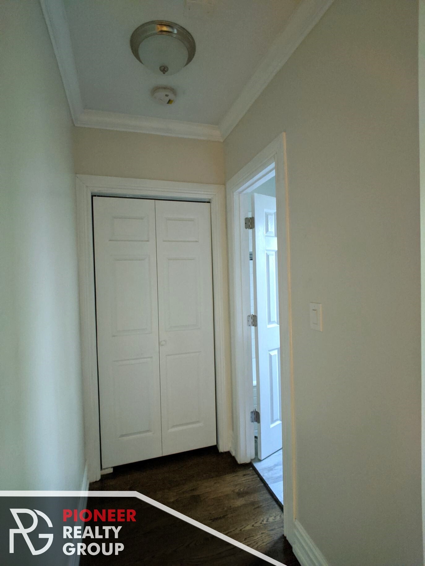 Building Photo - 1048 W Lill Ave
