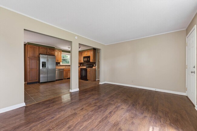 Building Photo - 3 Bedroom Pet Friendly Home For Rent Near Heritage Park!