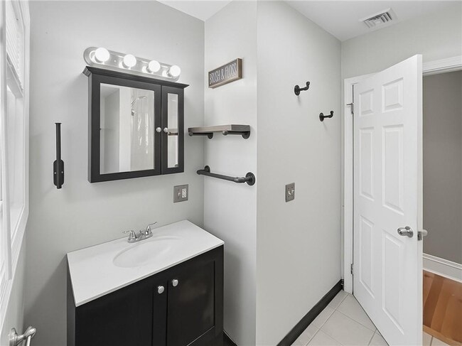 Building Photo - 358 Weeden St