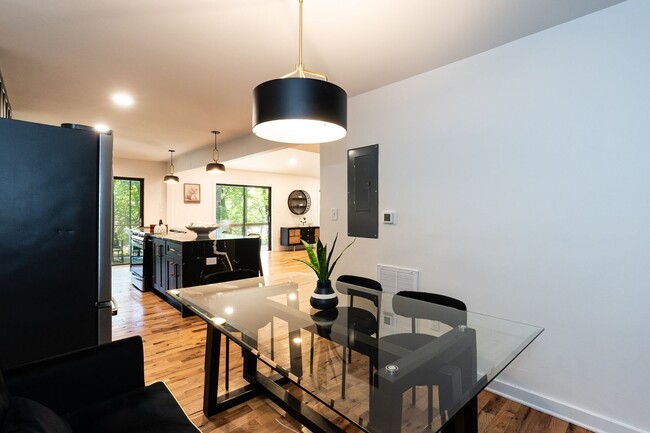 Building Photo - Ultra Modern Three Bedroom Home!