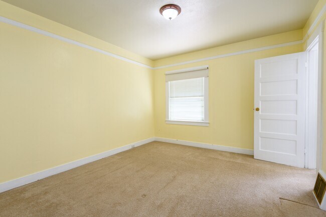 Building Photo - 823 Linden Ave