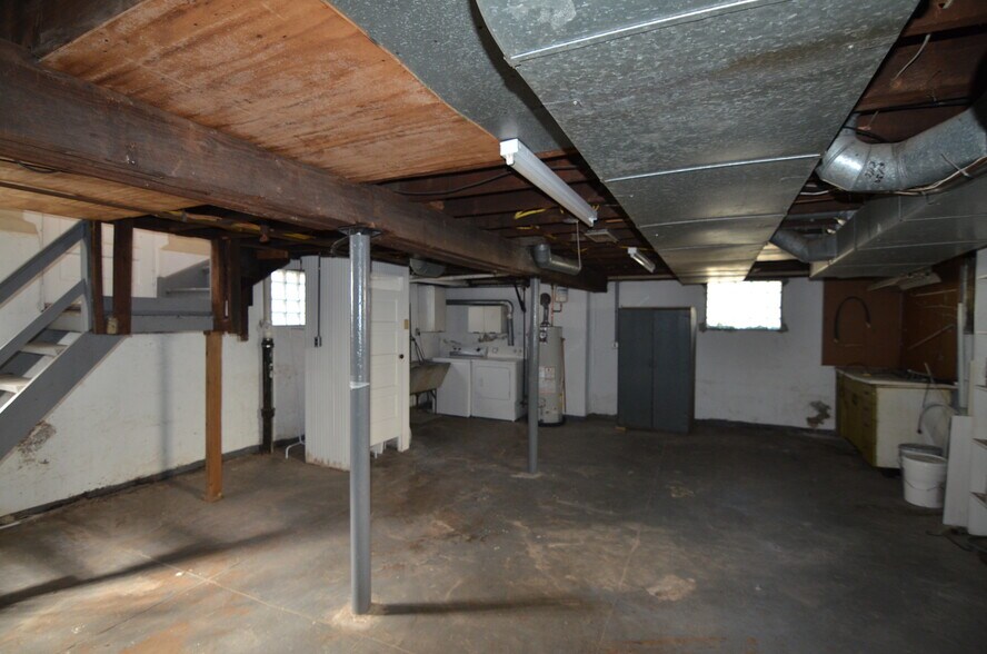 Building Photo - 2748 Markbreit Ave