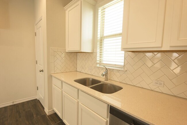 Building Photo - 352 Witchhazel Way