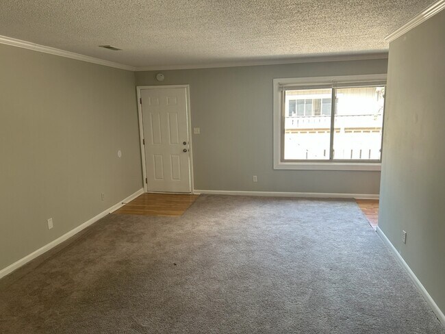 Building Photo - Beautiful Mountain Views | 2 Bed | 1.5 Bat...