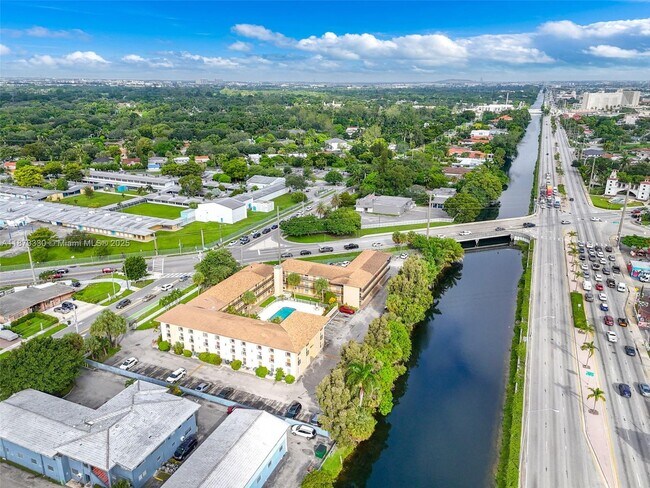 Building Photo - 241 S Royal Poinciana Blvd
