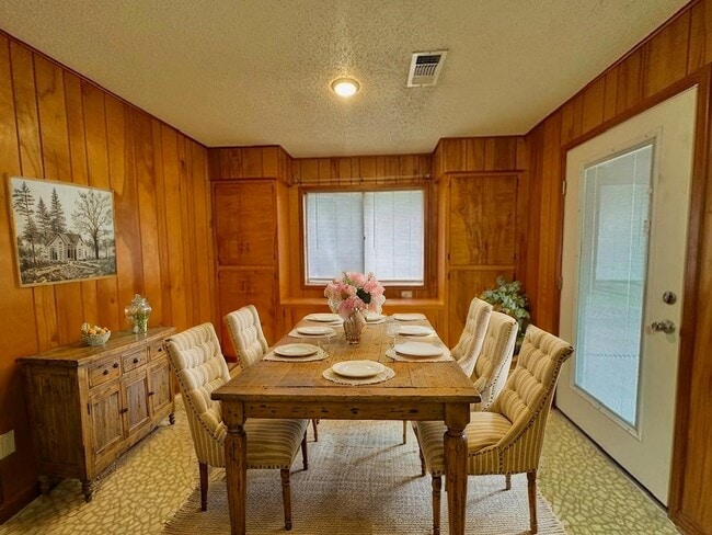 Building Photo - 626 N Resident St