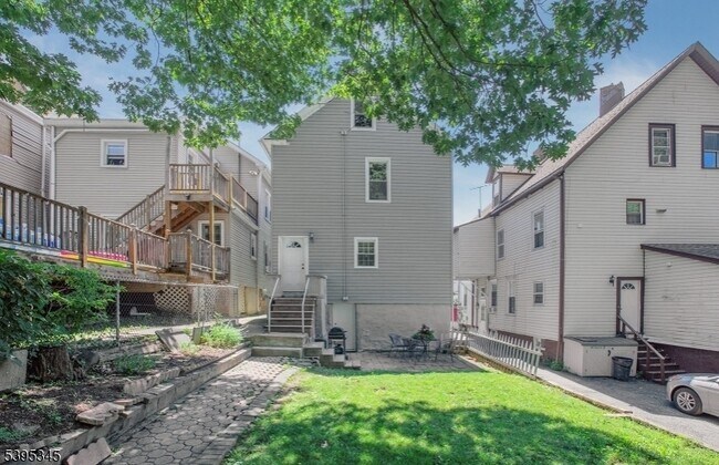 Building Photo - 142 Forest St