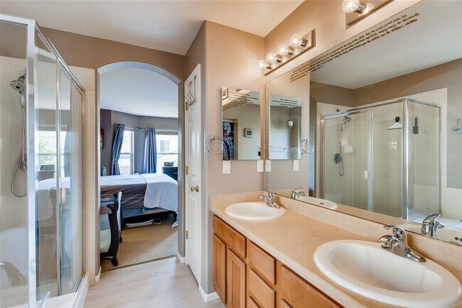 Building Photo - Beautiful 5 Bed 3.5 Bath Home In An Amazin...