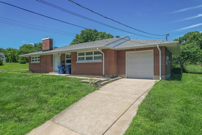 Building Photo - 2401 Willow Dr