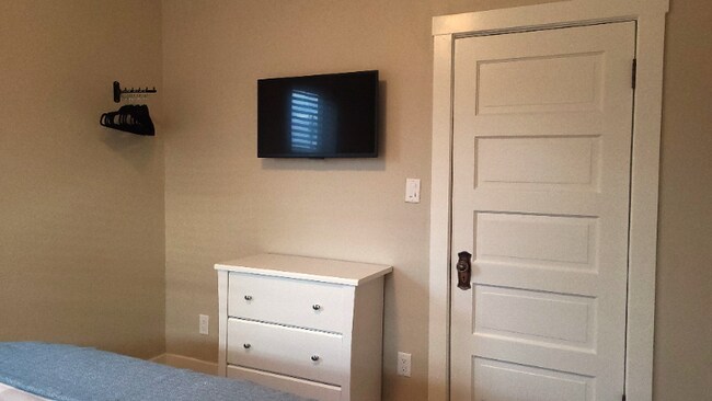 Building Photo - 351 N Main St