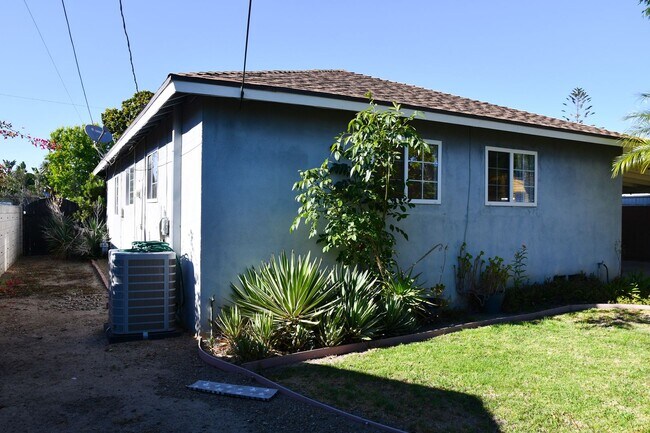 Building Photo - 1210 E Oakmont Ave