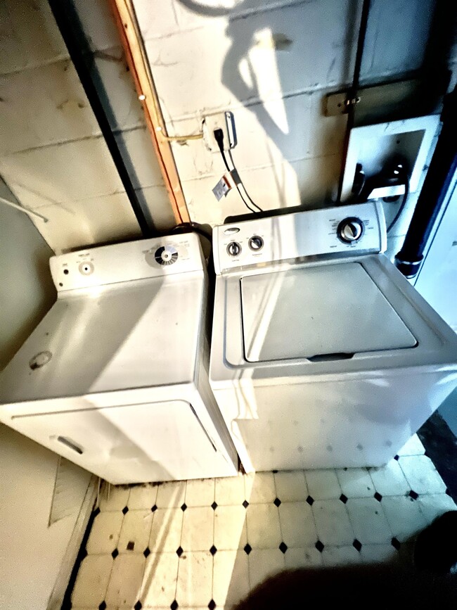 Building Photo - 1063 Charles Ave