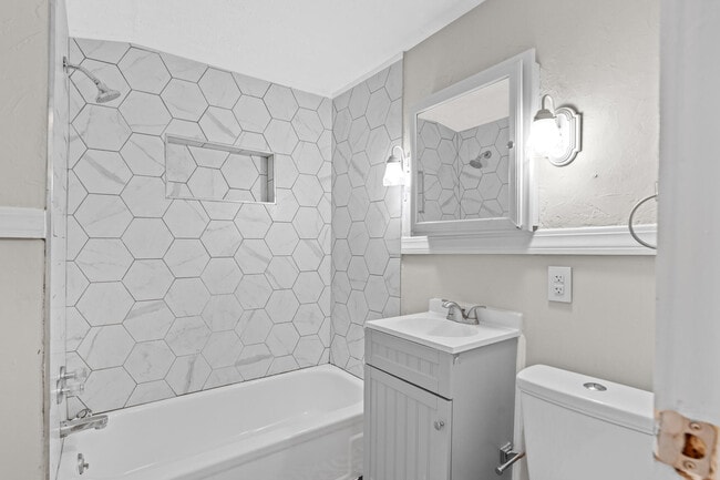 Building Photo - 707 Woodland Ave