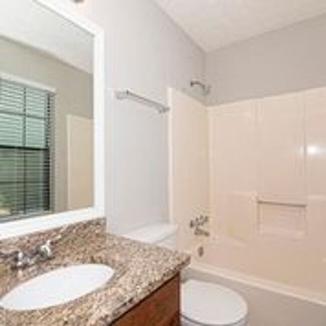 Building Photo - CHARMING 3 BED 2 BATH HOME FOR LEASE IN PR...