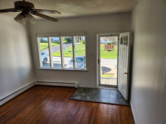 Building Photo - 648 E Scott St