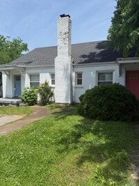 Building Photo - Adorable 2BR/1BA with spacious living area and wood floors throughout!