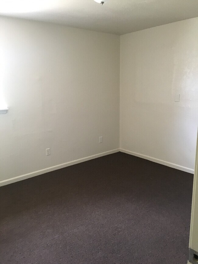 Building Photo - Section 8 only