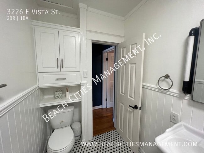 Building Photo - 3226 E Vista St