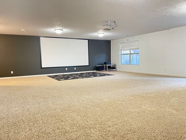 Building Photo - Spacious home in super nice neighborhood in Northwest Omaha