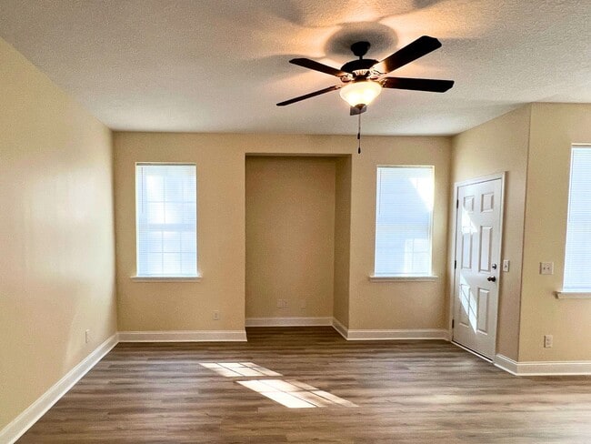 Building Photo - Updated 3/2 close to I95