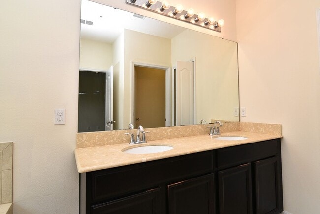 Building Photo - Lovely Town Home Available