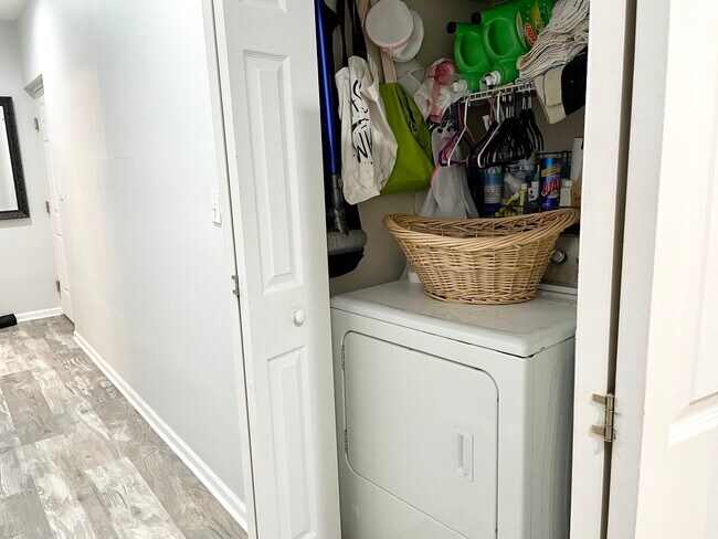 Building Photo - 2724 W Warren Blvd