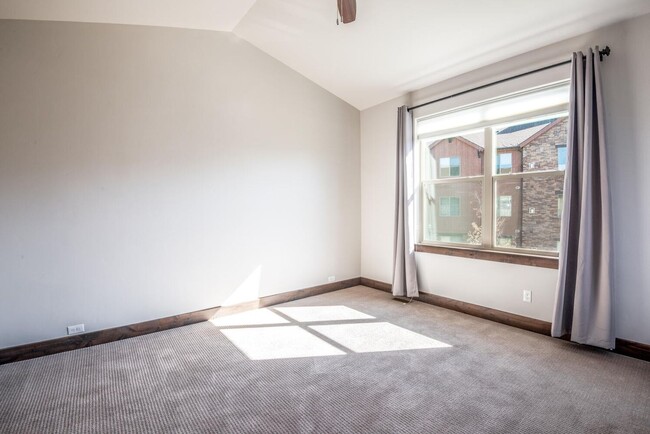 Building Photo - Modern Townhome in Black Rock Ridge