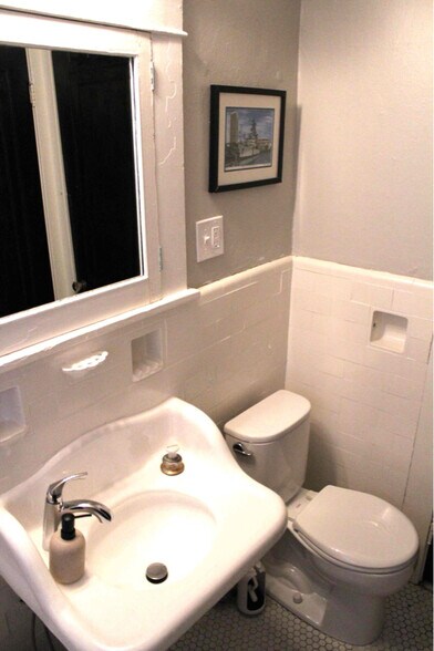 Building Photo - 449 Richmond Ave