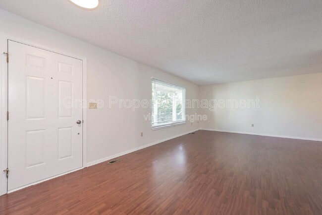 Building Photo - 580 E Kettle Ave