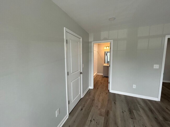 Building Photo - $1995  a Month For Lovely Duplex in Historic Melrose Heights