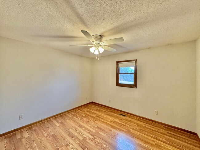 Building Photo - 702 W 6th Ave