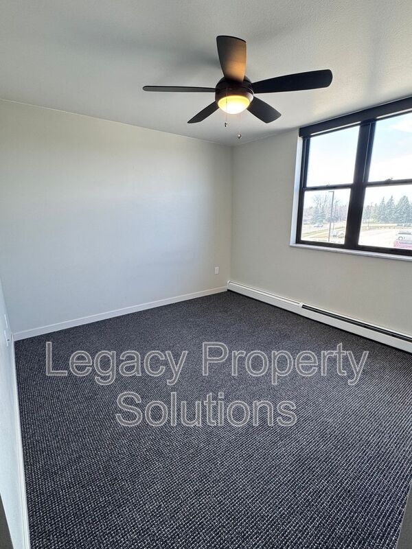 Building Photo - 202 E Greenfield Ln