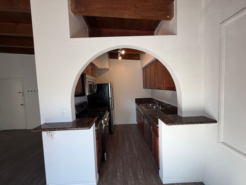 Building Photo - 3728 S Bentley Ave