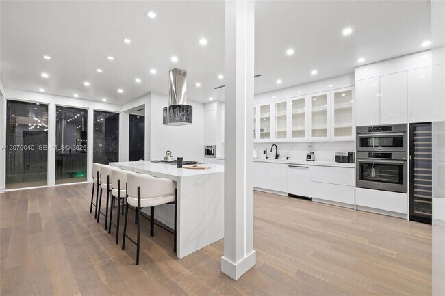 Building Photo - 257 N Coconut Ln
