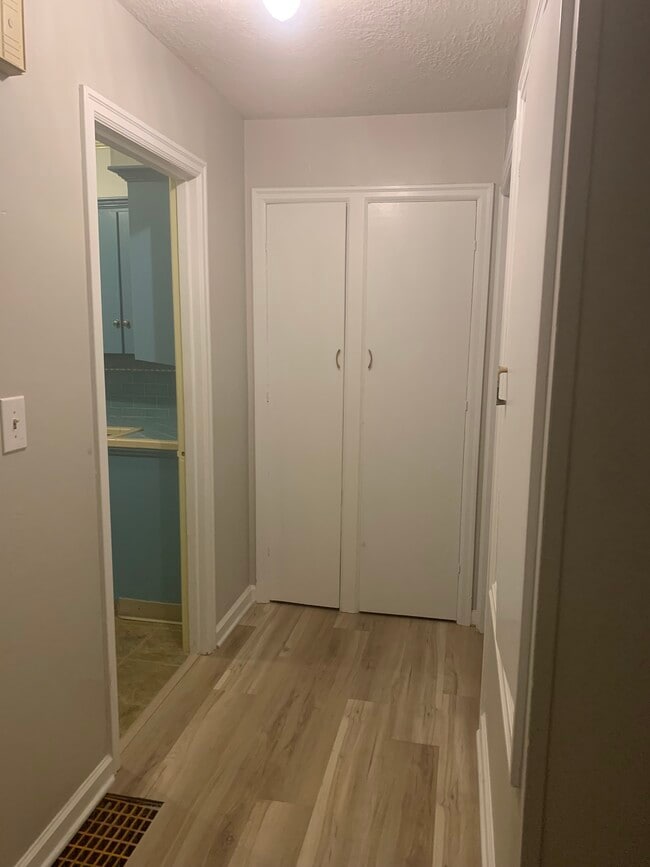 Building Photo - 6525-6525 N Haight Ave