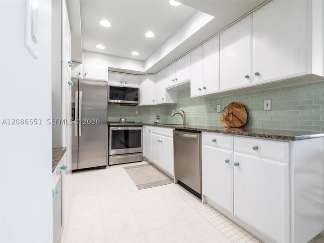 Building Photo - 500 Bayview Dr