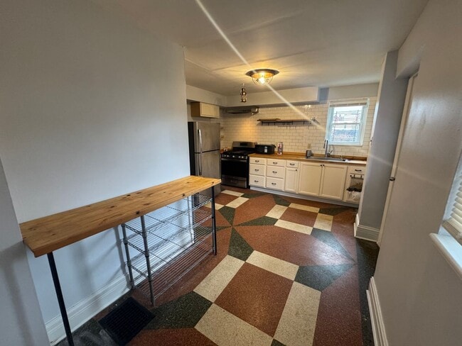 Building Photo - Charming and spacious 5BR Home in East Liberty