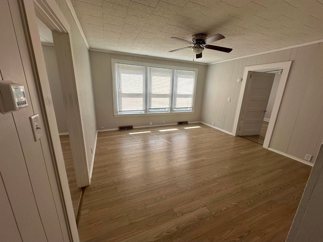 Building Photo - 110 S Valley St