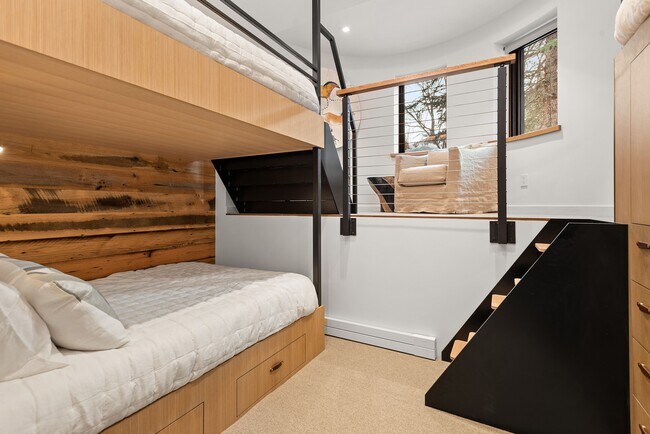 Building Photo - 164 Eastwood Rd