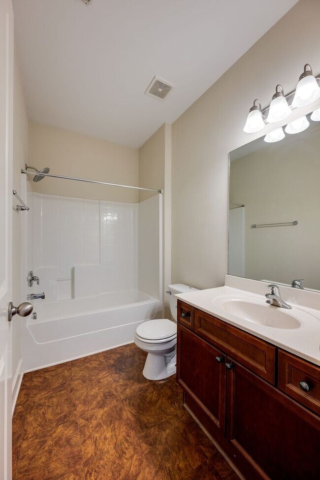 Building Photo - 2-Bed/2-Bath condo in Lenox Village.