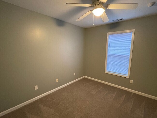 Building Photo - Lovely 3 Bed 2 Bath Raeford Home